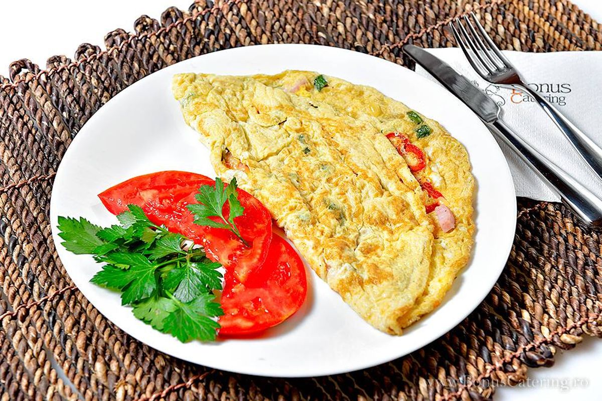 Omletă cu șuncă și cașcaval